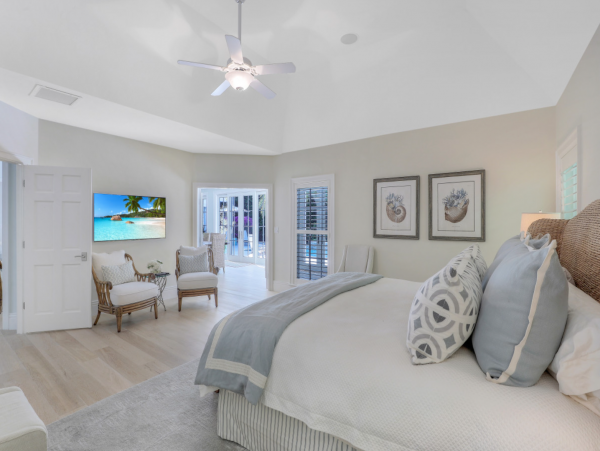 Luxurious Retreat with a Pool in Olde Naples, Steps from the Beach